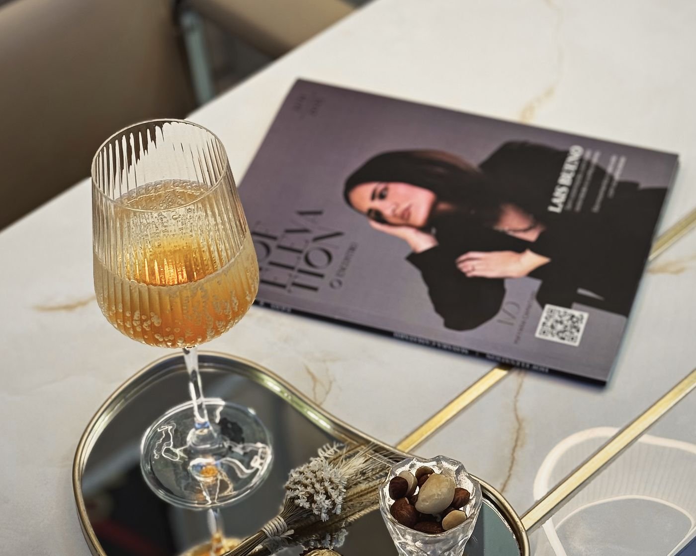 Bandeja de boas-vindas com bebida e a revista do Método BeHarmone