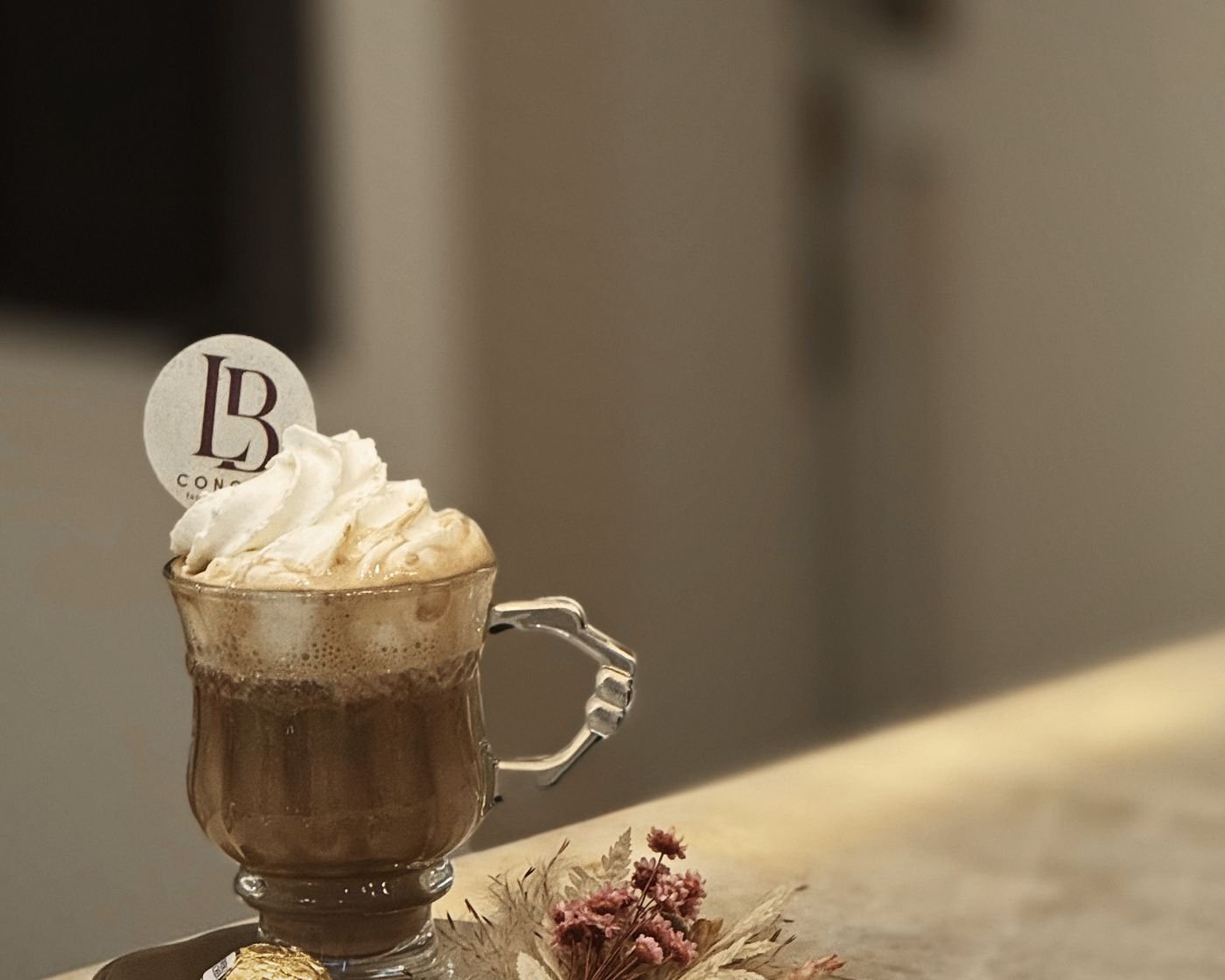 Chocolate quente com a marca da clínica servido na recepção