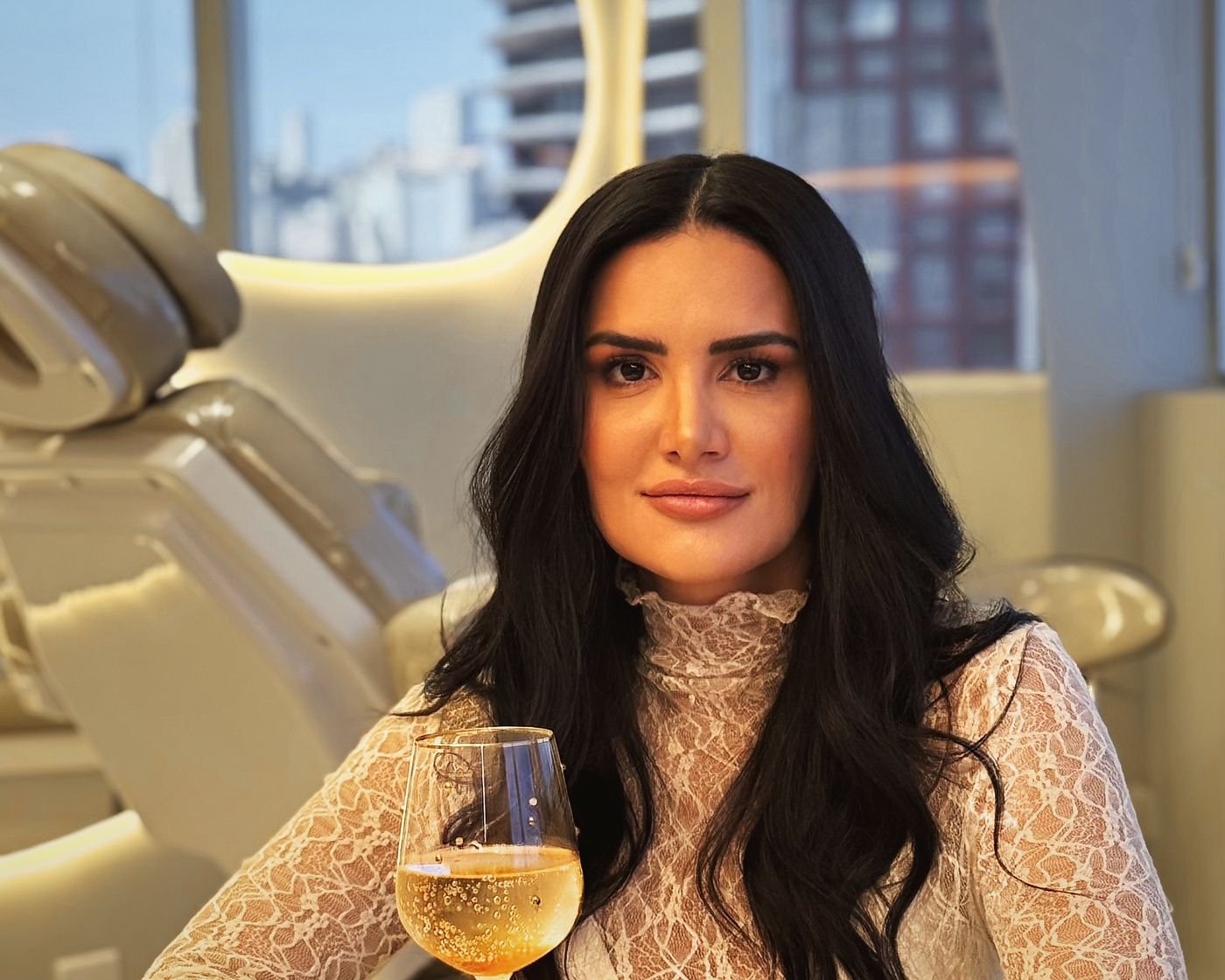 Dra. Lais Bueno sentada à mesa da clínica